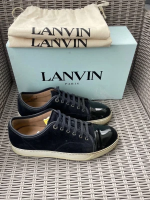 Lanvin Cap Toe - Lanvin Cap Toe || Storlek 43 || Skorna är i mycket bra skick, däremot förekommer en mindre defekt framtill på höger sko || Box & Dustbags medföljer vid köp || Tveka inte på att höra av dig vid frågor eller funderingar 