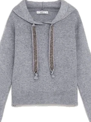 Grå hoodie med glitterband Zara - Mysig grå hoodie från Zara med breda, glittriga dragsnören och ribbade muddar. Hoodien har en klassisk huva. populär på pintrest och är sjukttt snygg till vilken årstid som helst