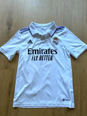 Real Madrid hemmatröja säsongen 22/23 - Real Madrid hemmatröja säsongen 2022/23. Storlek 152.