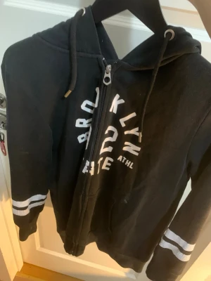 graphic zip up hoodie - har används par gånger men är fortfarande i superbra kvalitet, ganska tjockt och är i storlek XL