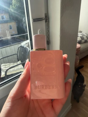 Burberry her EDP 30 ml - Snygg parfym från Burberry i en ljusrosa, stilren flaska med rundade kanter och präglad logga. Flaskan har ett matchande rosa lock med gulddetalj. Eau de Parfum som ger en exklusiv känsla och passar perfekt i handväskan. Endast provad 