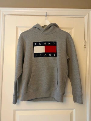 Tommy hilfiger Hoodie  - Tommy hilfiger hoodie i storlek 152, passar dig som har xxs i överdel. Pris går alltid att diskutera.