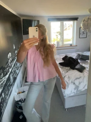 Ljusblå True Religion jeans - Joey low Rise flare - Säljer ett par ljusblå jeans från True Religion med klassisk broderad ficka bak och logopatch i midjan. Jeansen är tillverkade i mjukt denimtyg. Perfekta för en avslappnad och trendig look.