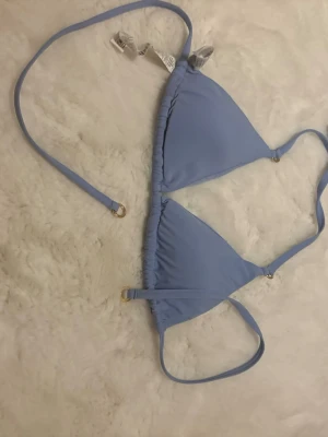 Bikini från calzedonia  - Ljusblå bikiniöverdel från calzedonia. Säljer då jag råkade köpa fel storlek utomlands. Den är inte använd💙