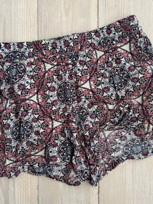 Mjuka sköna shorts med ett mönster i rött, blått och vitt från Only, stl 36 - Mjuka sköna shorts med ett livfullt mönster i rött, blått och vitt från Only, stl 36. Har fickor. I mycket fint skick! Rökfritt hem.