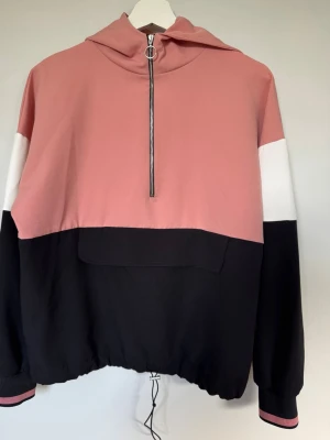 Tröja i rosa, svart och vitt från Zara, stl M - Tröja i rosa, svart och vitt från Zara, stl M. I mycket fint skick! Sällan använd. Rökfritt hem.