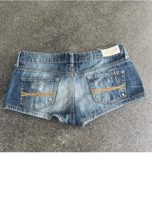 Lågmidjade jeansshorts  - Säljer dessa snygga jeansshorts i storlek 36 men passar nog Xs-S