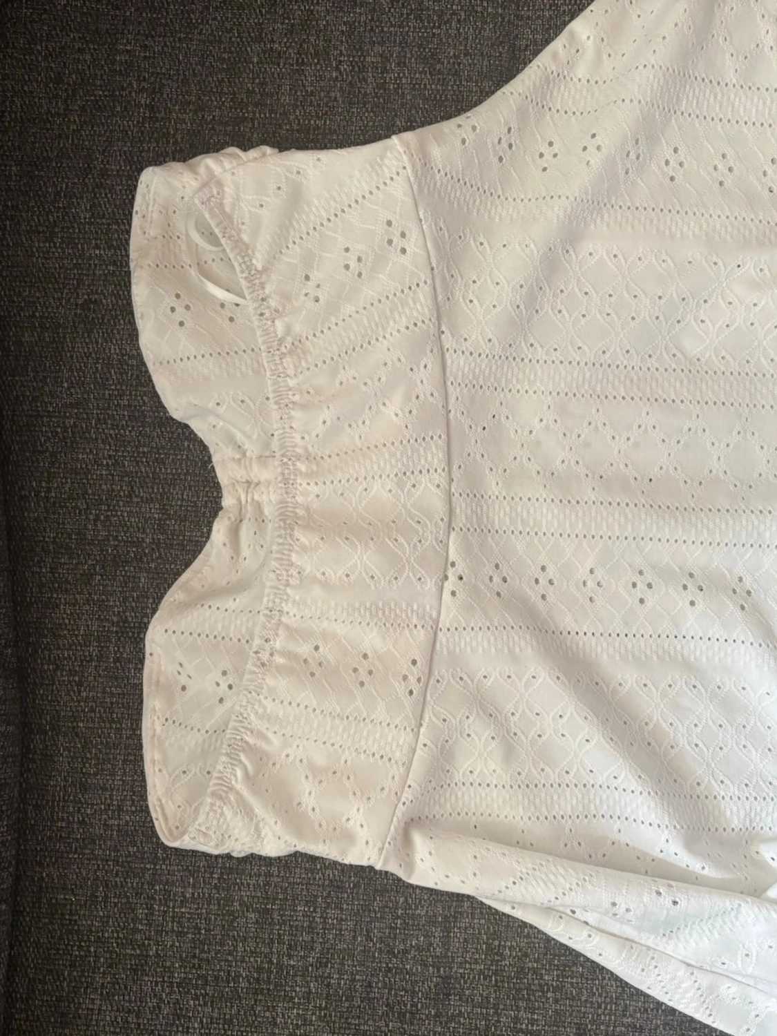 Vit axelbandslös topp med broderi - 2