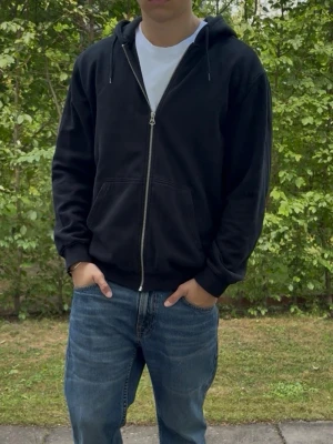Svart weekday hoodie - Svart weekday hoodie | Storlek S | Väldigt fint skick! | Nypris 800kr | 