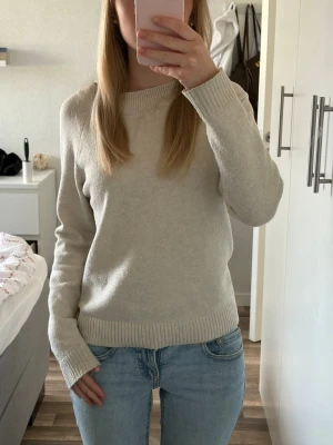 Fin stickad tröja - Cremevit stickad tröja från Vero Moda, storlek XS.