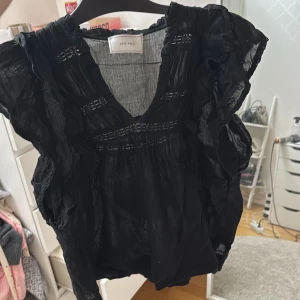 Neo Noir ”Jayla S Voile” blus  - Jag säljer denna fina Neo Noir topp då den inte har kommit till användning en enda gång sedan jag köpte den. Det finns inga tecken på användning. Nypris 599kr💓💓