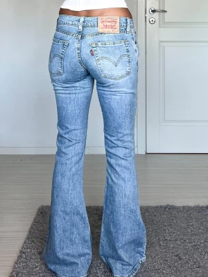 Levis - Midjemått: 35cm rakt över, innerbenslängd: 82cm 💗