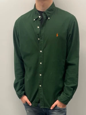 Ralph lauren skjorta (Slimfit) - Fint skick utan några defekter | modellen är 185 cm och väger ca 75 kg och den är för stor. Fraktar oftast samma dag🚚📦