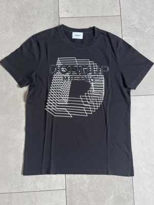 Dondup T-Shirt - Svart Dondup T-shirt - Storlek S - Skick 9/10 - Hör av dig vid minsta fundering! 