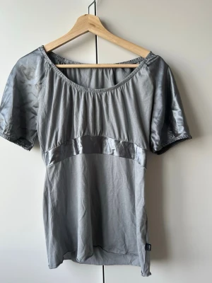 Grå vintage topp - En fin grå topp i vintage-styla. Står inte storlek men skulle säga att den passar storlek S. Skickas samma dag som köp!🩷 