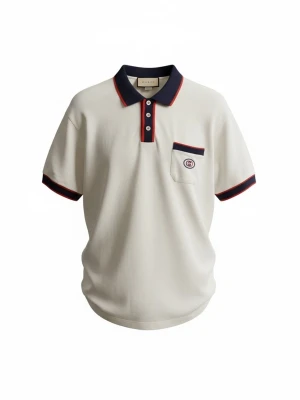 Gucci Polo Vit Bomull L  - Snygg vit pikétröja från Gucci med marinblå krage och röda detaljer. Tröjan har knappslå med tre knappar, bröstficka med GG-logga och kontrastfärgade muddar på ärmarna. Inga färgavvikelser, hål eller slitningar. Priset 2500 kr, normalt hår denna modell för 3100-4000 kr.