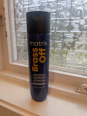 Matrix Brass Off blått schampo 300ml - Matrix Brass Off är ett blått schampo speciellt framtaget för brunetter. Flaskan rymmer 300 ml men jag har använt den 4 ggr. Schampot innehåller neutraliserande pigment som hjälper till att ta bort varma toner i håret. Nypris över 200. 