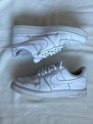 Nike Air Force 1 vita | 41 - Nike Air force 1 | strl 41 | Skick: Bra, men använda. Lagning vid hälen (se bild 4)
