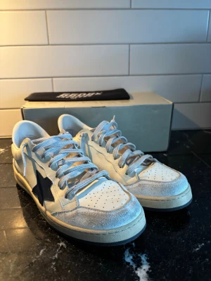 Golden Goose - Fina golden goose skor i utmärkt skick!😃 Strl 42 men passar även 41. Ballstar modell✌🏻 Inte orginal sula eller box men medföljer vid köp. Skadad i hälen men inget som påverkar användning (se bild). Skriv vid frågor eller funderingar💬🙌