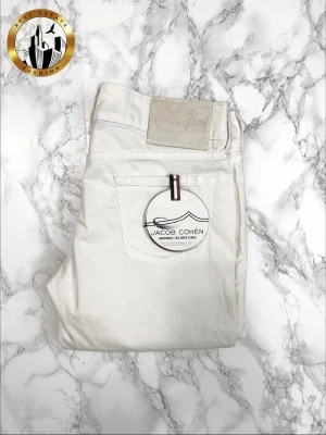 Jacob Cohën 29 - Vita Jacob Cohën 713 jeans i storlek W29, helt oanvända med taggar. Tveka inte på att höra av dig för fler bilder eller vid minsta fundering! Självklart äkta. Skick: 10/10 | Mått A: 40,5cm | Mått B: 100,5cm | Mått C: 80,5cm