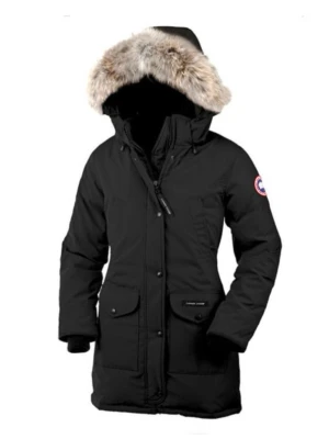 Svart parkas från Canada Goose - Säljer en svart parkajacka från Canada Goose med stor huva och äkta pälsdetalj. Jackan har två stora fickor framtill, dragkedja och knappar, samt logotyp på ärmen. Den är i väldigt fint skick då den endast använts under två vintrar och förvarats varsamt. Pälsen är dock som ny 