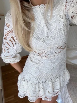 Vit spetsklänning - Superfin vit spetsklänning! Lånade bilder, köpt här på Plick men självt inte använt! Bra skick och passar perfekt som studentklänning☺️ har inga bilder med klänningen på men kan skicka på enbart klänningen om det önskas!