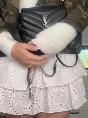  jeansjacka - Snygg jeansjacka i camouflage-mönster med klassisk krage och knappstängning framtill. Jackan har en avslappnad passform och passar perfekt till lager-på-lager-stil. Styla med kjol eller jeans för en cool och trendig look.