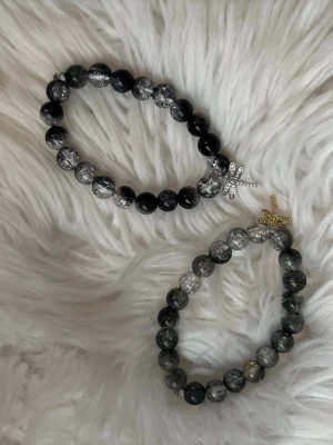 Pärlarmband med trollslända - Stilrena armband med en liten trollsländeberlock i silver och guldfärg. Elastisk tråd gör dem enkla att ta på och av. Armbanden är en symbol för psykiskt ohälsa och tanken är att de ska bäras av någon som gått igenom det själv, eller om man har en närstående som gått igenom det eller om man helt enkelt vill sprida uppmärksamhet till ämnet. 1 = 45kr  2 = 80kr 3 =120kr  