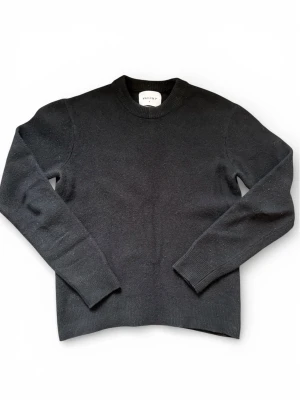 Herr svart bomulls tröja från carlings - Snygg och stilren svart tröja i mjuk bomull från carlings. Köpt bara för några månader sedan och sparsamt använd. Från carlings i storlek S men krympt lite så passar mer XS/liten S. 