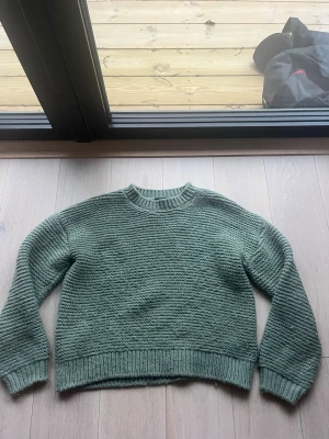 Grön stickad tröja från Bik Bok - Superfin stickad tröja från BikBok som tyvärr blivit för liten! Är i storlek S! Skriv om du vill ha fler bilder!