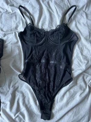 Spets body  - Super snygg spets body som aldrig är använd då den inte passar mig. Super skön utan några byglar.