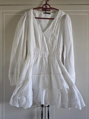 Eftertraktad klänning  - Populär klänning från Zara, helt slutsåld och så eftertraktad!! Så fin till student eller liknande! 💓