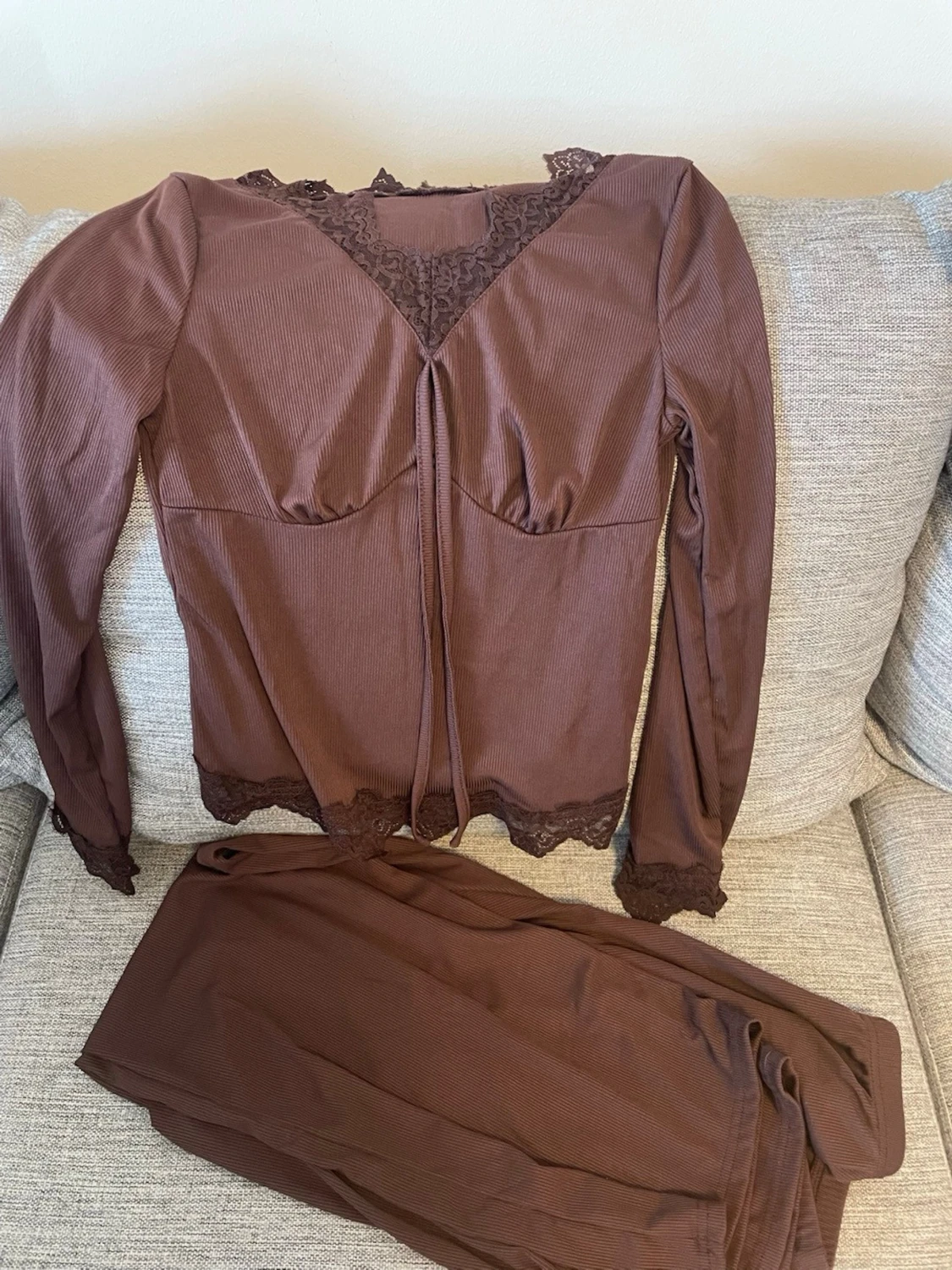 Brun pyjamas med spetsdetaljer