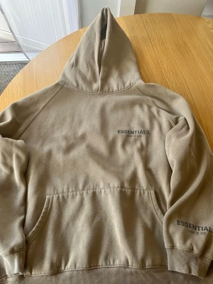 Essentials hoodie - Köpt begagnat. Används ej längre. Kommer med original påsen. Pris kan diskuteras! 