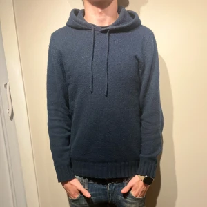 Stickad Hoodie - Dressman hoddie i Storlek S📏Färgen är mörkblå🔵Nypris:1500kr💸 Modellen är 177cm och 65 kg👍 skriv för mef information✅