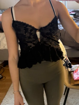 Svart spetsig linnetopp med volang - Prislapp kvar aldrig använd 