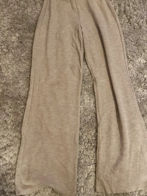 låg midjade mjukisbyxor  - Passande vid höfterna,jätte sköna,tjockt material 