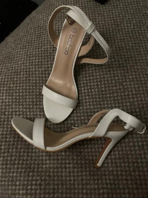 Vita klackade sandaler från Boohoo - Använt en gång , höjd:8cm