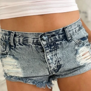 M9 One teaspoon lågmidjade jeanshorts  - Så sjukt snygga! Midja ca 38,5 cm rakt över 