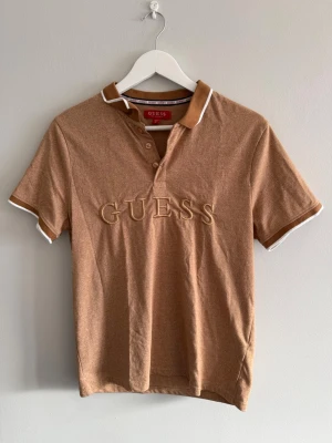 Guess Piké - Skön piké från Guess, perfekt till sommar. Helt ny och är helt felfri. Passar mig som har storlek M. 