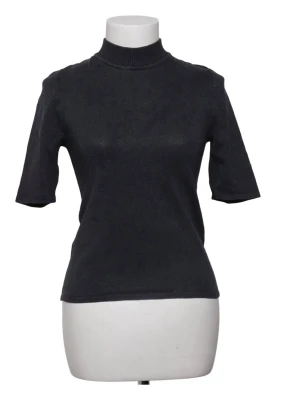 Svart/grå  polotopp - Perfekt med jeans eller kjol för en clean look.