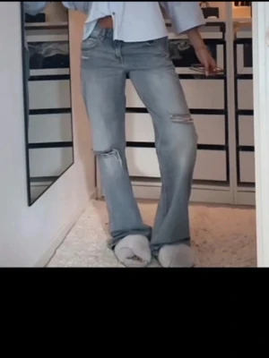 Blåa Zara jeans! - Populära Zara jeans! Så snygga men passar tyvärr inte mig 