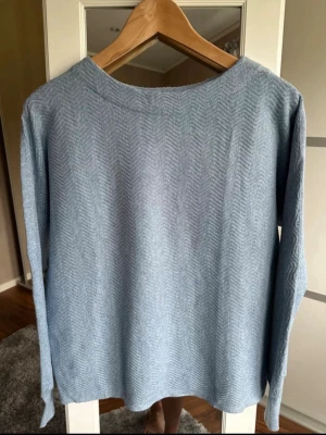  Ljusblå stickad tröja Street One - Ljusblå stickad tröja från Street One med diskret sicksackmönster. Tröjan har rund halsringning och långa ärmar. Perfekt för dig som gillar enkel men snygg stil. Materialet känns mjukt och bekvämt mot huden.