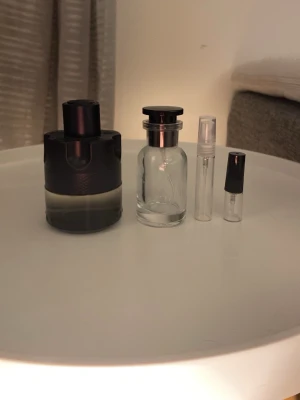 Azzaro the most wanted edt intense samples 1-30ml - Azzaro The Most Wanted EDT Intense samples / decants 🔥    Original från min egen flaska (50 ml).    Pris:   1 ml – 25 kr   2 ml – 45 kr   3 ml – 65 kr   4 ml – 85 kr   5 ml – 100 kr   30 ml – 450 kr    Perfekt om du vill testa denna kraftfulla och sensuella doft innan du köper hel flaska.    Skickas.