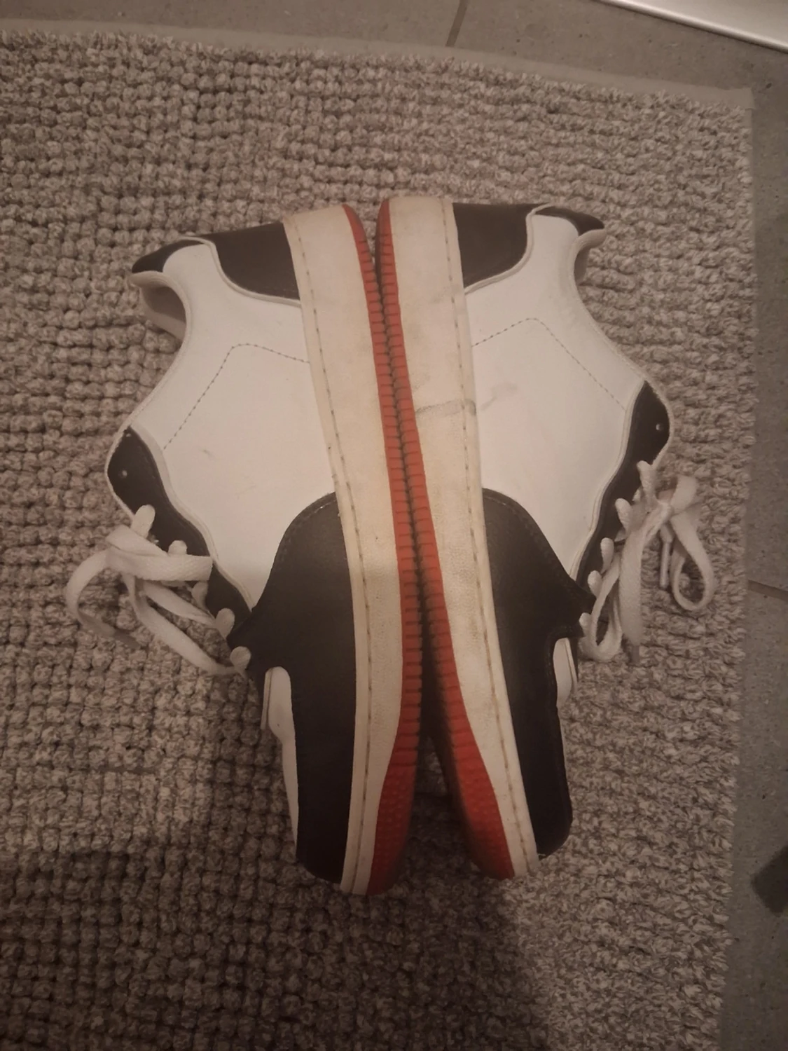 Svarta och vita sneakers med röd sula - 1