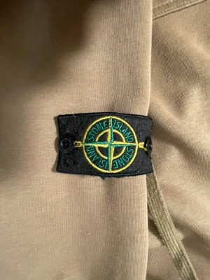 Beige hoodie från Stone Island - Stone island hoodie 🙌| äkta 🍀| bra skick och passar väldigt bra ✅🎁|
