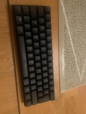 Deltaco Gaming DK430R tangentbord - Säljer ett kompakt svart Deltaco Gaming DK430R tangentbord, modell GAM-075. Tangentbordet har en minimalistisk design med svarta keycaps och röda mekaniska switches. Perfekt för gaming eller som extra tangentbord till datorn.