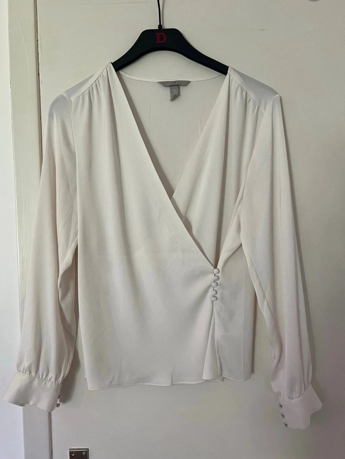 Vit blus med knappar