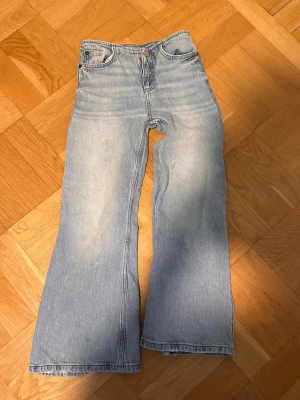 Ljusblå denim jeans 128-134 - LÄS HELA⚠️Säljer ett par ljusblå jeans med utsvängda ben och hög midja. Klassisk femficksmodell i mjukt denimtyg. Perfekta för dig som gillar en retro och avslappnad stil. Märke: Zara. Lite små fläckar. OBS: det är jeans för BARN 8-9 år. Storlek: 131 cm. När du köper denna produkt så är du medveten om att det är för barn 8 år.