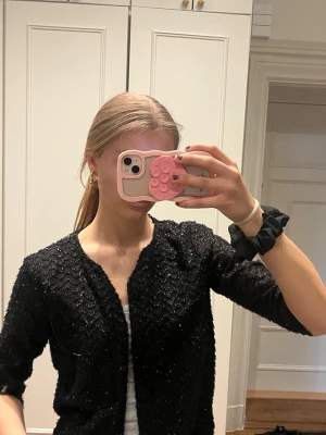 Svart glittrig kofta  - Säljer en svart kofta med glittriga detaljer och korta ärmar. Perfekt till fest eller nyår. Höjer ens look enkelt